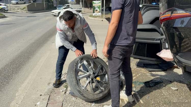 <p><span style="color:#B22222"><strong>HASTANEYE KALDIRILDI</strong></span></p>

<p><br />
Kazada, yaklaşık bir saat &ouml;nce satın alınan otomobilde yolcu olarak bulunan Erdal Yıldırım yaralandı. Yaralı, olay yerine gelen ambulansla hastaneye kaldırıldı.</p>
