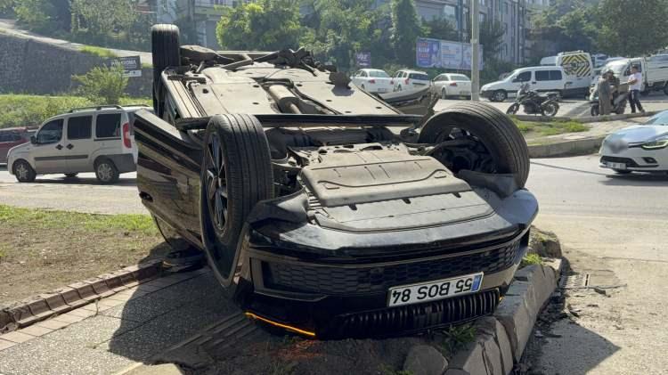 <p>Bu sırada Erme Altuner idaresindeki 34 NCJ 480 plakalı hafif ticari ara&ccedil;, kavşakta yola giriş yapmak isterken 55 BOS 84 plakalı otomobile &ccedil;arptı</p>
