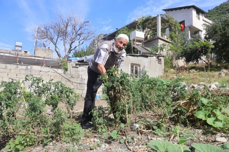 <p>Depremde evinin yıkılmasıyla kızıyla birlikte yaşamaya başlayan Yurtsever, yaşadığı evin karşısındaki m&uuml;stakil evin enkazının kaldırılmasıyla kolları sıvadı.</p>
