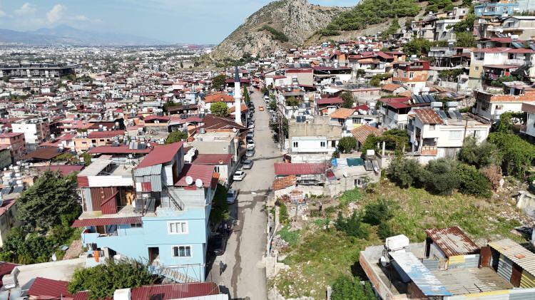 <p><span style="color:#A52A2A"><strong>YETİŞTİRDİKLERİ &Uuml;R&Uuml;NLERİ HAYRINA DAĞITIYOR</strong></span></p>

<p>&nbsp;</p>

<p>Her g&uuml;n bah&ccedil;esinde ektiği &uuml;r&uuml;nlerle ilgilenen Yurtsever, yetişen &uuml;r&uuml;nleri satmak yerine mahalle sakinlerine, komşularına ve yoldan ge&ccedil;enlere hayrına dağıtıyor.&nbsp;</p>
