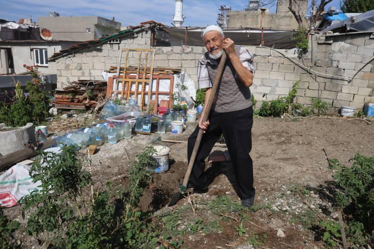 <p>G&uuml;n&uuml;n&uuml;n &ouml;nemli b&ouml;l&uuml;m&uuml;n&uuml; bah&ccedil;ede ge&ccedil;iren Yurtsever, &uuml;retmenin ve yetiştirdiği &uuml;r&uuml;nleri paylaşmanın kendisine huzur verdiğini s&ouml;yledi.</p>
