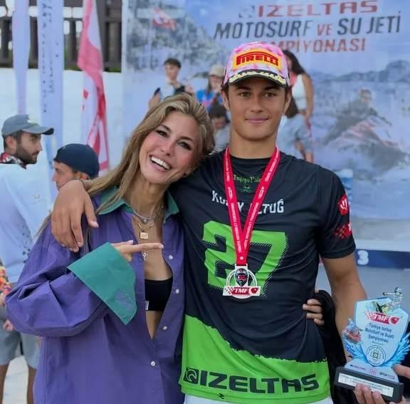 <p>T&uuml;rkiye İzeltaş MotoSurf ve Su Jeti Şampiyonası'nda piste &ccedil;ıkan &uuml;nl&uuml; isim, yarışa d&ouml;rd&uuml;nc&uuml; sıradan başlamasına rağmen, azmi ve hırsıyla rakiplerini tek tek geride bırakarak T&uuml;rkiye Şampiyonası'nın son ayağını birincilikle bitirmeyi başardı.</p>
