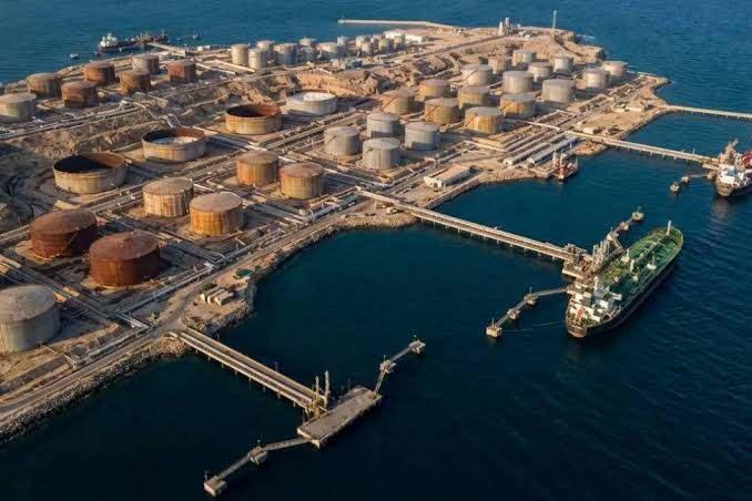 <p><strong>ABD'DEN İKİ DEV RAFİNERİ</strong></p>

<p><br />
ABD'de ise Saudi Aramco'ya ait Motiva'nın işlettiği Port Arthur rafinerisi yaklaşık 640 bin varil/g&uuml;n, Marathon Petroleum'un Galveston Bay rafinerisi ise 631 bin varil/g&uuml;n kapasiteye sahip.</p>

<p>Her iki tesis de gelişmiş kara ve deniz taşımacılığı altyapısı sayesinde &uuml;r&uuml;nlerini farklı pazarlara ulaştırabilme avantajına sahip.</p>
