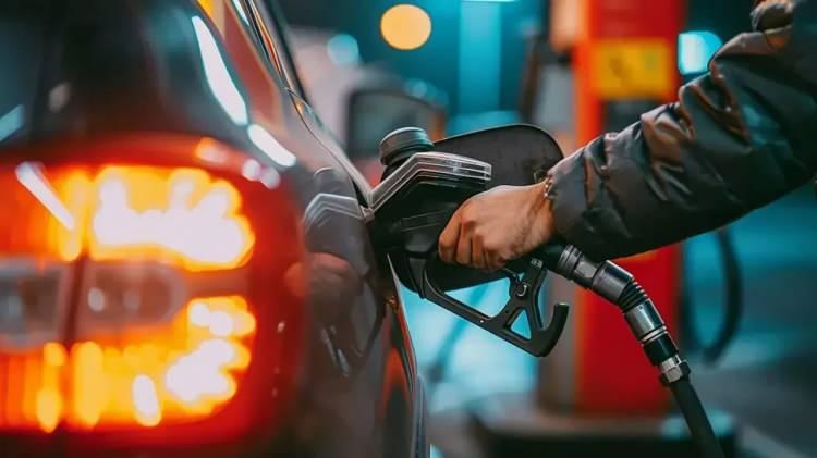 <p>&Uuml;retilecek &uuml;r&uuml;n miktarı; kullanılan ham petrol&uuml;n &ouml;zellikleri, rafinerinin teknolojisi, k&acirc;r marjları ve benzin, jet yakıtı ile diğer petrol &uuml;r&uuml;nlerine y&ouml;nelik talebe g&ouml;re değişiyor.</p>

<p>&Uuml;stelik &uuml;retimin artırılması da tek başına yeterli değil. Nakliye maliyetleri, sigorta, liman kapasitesi ve kritik deniz yollarındaki g&uuml;venlik sorunları, &uuml;retilen dizelin ihtiya&ccedil; duyulan pazara ulaştırılıp ulaştırılamayacağını belirliyor.</p>
