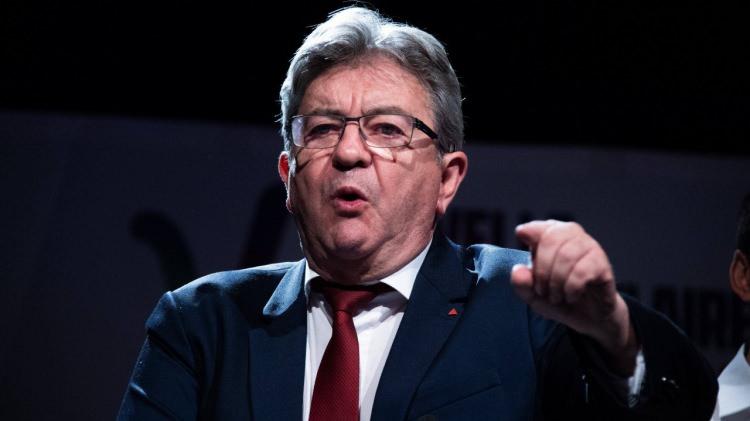 <p><span style="color:rgb(67, 67, 67)">Fransız aşırı sağcı Ulusal Birliği (RN) Partisinin cumhurbaşkanı adayı Marine Le Pen'i kasteden Melenchon, "Trump'ı, Le Pen Hanım'ın kendisine Fransa'daki şiddet olaylarının nedeni hakkında anlattığı ger&ccedil;ek dışı hikaye konusunda uyarmak gerekiyor." ifadesini kullandı.</span></p>
