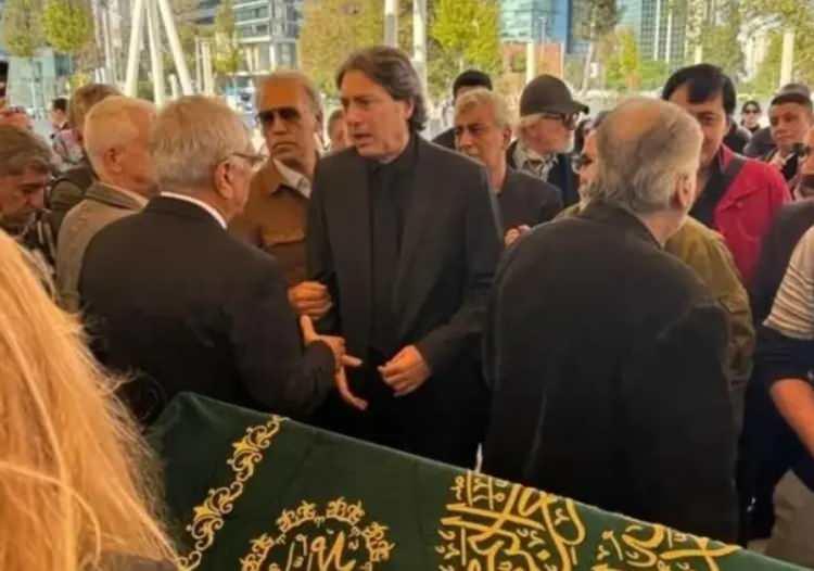 <p>&Ouml;ğle namazının ardından kılınan cenaze namazı sonrası G&ouml;ksel Arsoy&rsquo;un naaşı Zincirlikuyu Mezarlığı&rsquo;nda toprağa verildi.&nbsp;</p>
