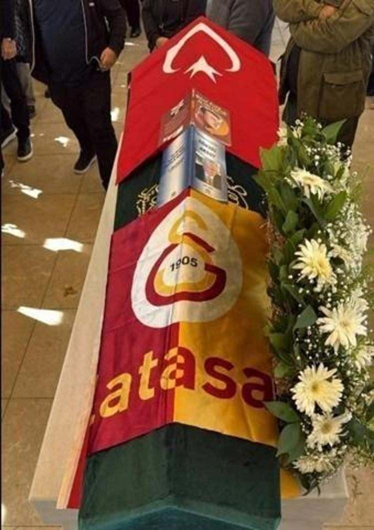 <p>Fotoğraf talepleri nedeniyle cenaze namazına katılamadığını belirten G&ouml;khan, &ldquo;İmam konuşmaya başlamış h&acirc;l&acirc; derdi fotoğraf&rdquo; s&ouml;zleriyle tepkisini dile getirdi.</p>

<p>&nbsp;</p>
