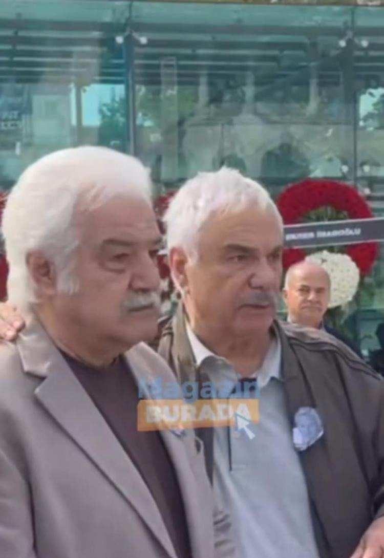 <p>FOTOĞRAF İSTEKLERİNE TEPKİ G&Ouml;STERDİ</p>

<p>Cenaze sırasında Serdar G&ouml;khan&rsquo;dan fotoğraf &ccedil;ektirmek isteyenlerin olması ise usta oyuncuyu kızdırdı.</p>

<p>&nbsp;</p>
