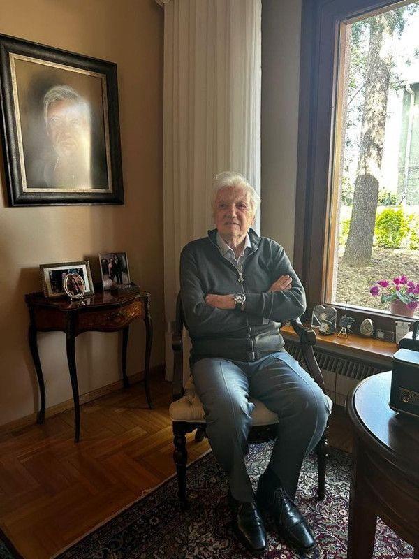 <p>&ldquo;YEŞİL&Ccedil;AM&rsquo;DA YAPRAK D&Ouml;K&Uuml;M&Uuml; S&Uuml;R&Uuml;YOR&rdquo;</p>

<p>G&ouml;ksel Arsoy&rsquo;a son g&ouml;revini yerine getirmek i&ccedil;in t&ouml;rene katılan Serdar G&ouml;khan, yaşanan kayıplara değinerek, &ldquo;Yeşil&ccedil;am&rsquo;da yaprak d&ouml;k&uuml;m&uuml; s&uuml;r&uuml;yor. Sıra bana da gelecek&rdquo; dedi.</p>
