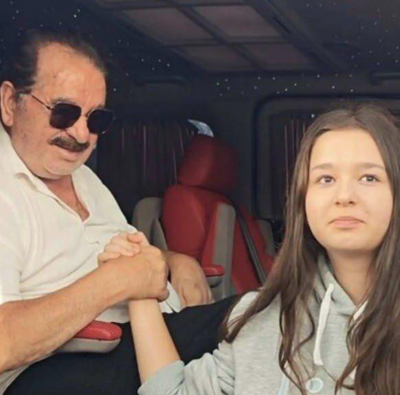 <p>Yıldız, Tatlıses'in fizik tedavisinin devam ettiğini belirterek sanat&ccedil;ının s&uuml;rece b&uuml;y&uuml;k bir azimle devam ettiğini anlattı.&nbsp;</p>
