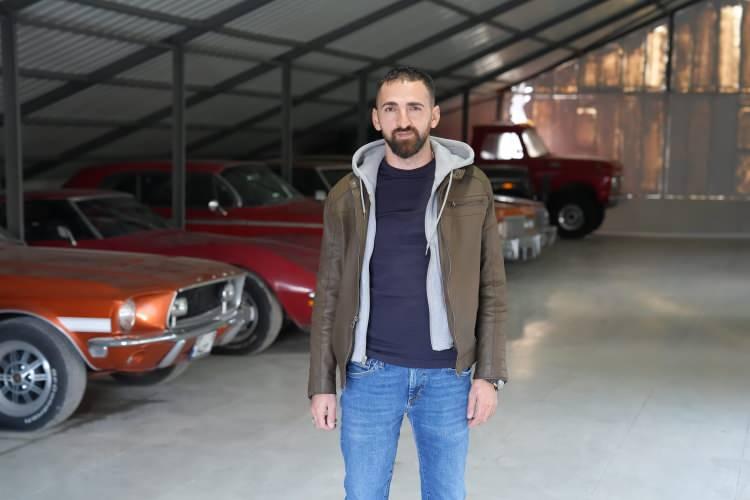 <p>Erzurum'da yaşayan Burak Arpacık, yaklaşık 10 yıl &ouml;nce babasından devraldığı klasik otomobil merakını <span style="color:#A52A2A"><strong><em>60 milyon TL'lik bir koleksiyona d&ouml;n&uuml;şt&uuml;. </em></strong></span>İşte dikkat &ccedil;eken koleksiyon...</p>
