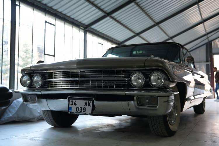 <p>Mustang, Chevrolet, Mercedes ve Buick gibi markalara ait ara&ccedil;ların bulunduğu koleksiyonun toplam değerinin <span style="color:#A52A2A"><strong><em>yaklaşık 55-60 milyon TL olduğu belirtildi.</em></strong></span></p>
