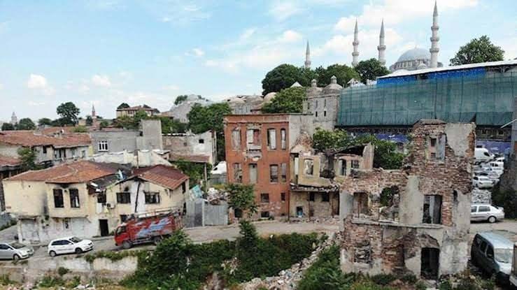 <p>Ko&ccedil;ak, kentte benzer durumda yaklaşık 50 bin bina bulunduğunu &ouml;ne s&uuml;rerek şu ifadeleri kullandı:</p>

<p><strong>"B&uuml;t&uuml;n il&ccedil;elerimizde, İstanbul il&ccedil;elerinde buna benzer 50 bin adet binamız vardır. </strong>&Ccedil;&uuml;nk&uuml; raporlandırmalar var buna ilişkin. İRAP raporları var, AFAD'ın raporları var, İstanbul B&uuml;y&uuml;kşehir'in kentsel risk raporları var."<br />
<br />
<strong>İŞTE İSTANBUL'DA TABUT BİNALARIN EN FAZLA OLDUĞU İL&Ccedil;E&nbsp;</strong></p>
