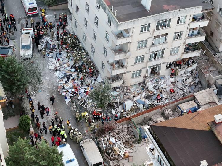 <p>İstanbul'un Maltepe il&ccedil;esinde 7 katlı bir binanın alt 3 katında &ccedil;&ouml;kme meydana geldi.</p>

<p>Olayın ardından b&ouml;lgeye sevk edilen ekipler, enkaz altında kalan vatandaşları kurtarmak i&ccedil;in &ccedil;alışma başlattı.</p>
