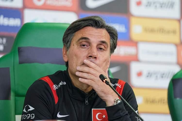 <p>Sportsmediaset, A Milli Takım'ın deplasmanda İtalya'ya mağlup olduğu ma&ccedil;ı, "İtalya şimdi g&uuml;c&uuml;n&uuml; g&ouml;steriyor. T&uuml;rkiye'yi bir kez daha yendikten sonra, Mancini taktiği işe yarıyor. İtalya, Milletler Ligi'nin 4. haftasında T&uuml;rkiye'yi 3-1 yenerek , Bel&ccedil;ika'nın Fransa'ya 4-1 mağlup olması sayesinde A Ligi 1. Grup'ta ikinci sıraya y&uuml;kseldi. Scamacca, Calafiori ve Pio Esposito'nun golleri Mancini'ye bir galibiyet daha kazandırdı ve Montella'yı puansız bıraktı. T&uuml;rkiye Milli Takım teknik direkt&ouml;r&uuml;n pozisyonu artık ger&ccedil;ekten tehlikede." şeklinde g&ouml;rd&uuml;.</p>
