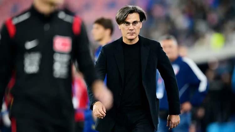 <p>İtalyan haber ajansı ANSA ise ma&ccedil;la ilgili değerlendirmesinde şu ifadeleri kullandı:<br />
<br />
&ldquo;İtalya, Bologna'da T&uuml;rkiye'yi 3-1 yenerek milli takım ma&ccedil;larını y&uuml;ksek bir notla tamamladı. Mancini'nin evindeki ilk galibiyetiyle Azzurri artık grupta ikinci sırada. Milletler Ligi'nin ilk turunda Mancini, eski kadronun bir kısmını zihinsel olarak toparlamak, aynı zamanda milli takımı yeniden inşa etmek ve rotasyonları genişletmek i&ccedil;in yeni bir jenerasyonu geliştirmek ve test etmek a&ccedil;ısından faydalı olduğunu g&ouml;sterdi. İtalya ma&ccedil;ı kazandı ve Montella'yı zor durumda bıraktı. Montella, Bologna'ya cezalı Arda G&uuml;ler, Yılmaz ve Hakan &Ccedil;alhanoğlu olmadan gelmişti.&rdquo;</p>
