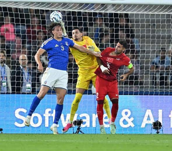 <p>La Gazzetta della Sport'taki ma&ccedil; haberinde, <strong>"Evet, işte farklı bir İtalya! T&uuml;rkiye karşısında hat-trick yaparak (3 gol) grup ikinciliğine daha da yaklaştı. Scamacca ilk yarıyı g&uuml;&ccedil;l&uuml; bir voleyle a&ccedil;tı. Montella'nın milli takımı ikinci yarıda Aral Şimşir'in gol&uuml;yle eşitliği sağladı, ardından Calafiori'nin kafa vuruşu ve Pio Esposito'nun yakın mesafeden attığı golle İtalya galibiyeti per&ccedil;inledi. Ve Fransa'nın Bel&ccedil;ika karşısındaki zaferi, Azzurri i&ccedil;in b&uuml;y&uuml;k bir hediye oldu."</strong> denildi.</p>
