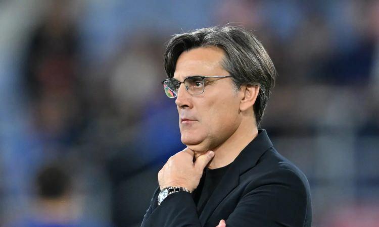 <p>Tuttomercato ma&ccedil;la ilgili haberinde, <strong>"İtalya hat-trick yaptı ve Mancini yerini garantiledi. İtalya, T&uuml;rkiye'yi 3-1 yendikten sonra bu uzun milli takım arasını m&uuml;mk&uuml;n olan en iyi şekilde sonlandırıyor: İki galibiyet, bir beraberlik ve bir mağlubiyet." ifadelerini kullandı. Haberde ayrıca, "&Ouml;te yandan kriz i&ccedil;indeki T&uuml;rkiye, Vincenzo Montella'nın rol&uuml;n&uuml; sorgulamaya başladı. Hakan &Ccedil;alhanoğlu, Kenan Yıldız ve Arda G&uuml;ler'in yokluğunda, İtalyan teknik direkt&ouml;r&uuml;n y&ouml;nettiği milli takım olduk&ccedil;a hareketli bir h&uuml;cumla karşılık vermeye &ccedil;alıştı ve Aral Şimsir'in gol&uuml;yle ge&ccedil;ici bir beraberlik yakaladı ancak ardından &uuml;st &uuml;ste d&ouml;rd&uuml;nc&uuml; mağlubiyetini aldı."</strong> denildi.</p>
