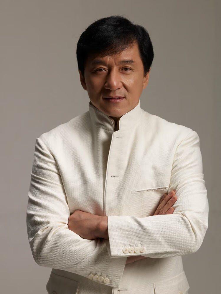 <p><strong>2026 NBA &Ccedil;in ma&ccedil;larını saha kenarından takip eden Jackie Chan, organizasyonda eski İngiliz futbolcu David Beckham ve Alibaba&rsquo;nın kurucusu Jack Ma ile bir araya geldi.</strong></p>
