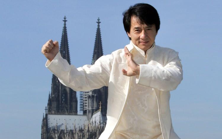 <p><strong>Yıllara meydan okuyan performansıyla hafızalara kazınan Jackie Chan&rsquo;in son hali, hayranlarının da ilgisini &ccedil;ekti.</strong></p>
