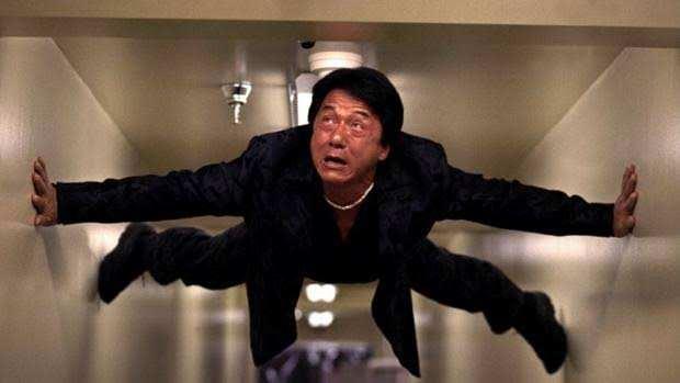 <p><strong><span style="color:rgb(178, 34, 34)">YENİDEN KAMERALARIN KARŞISINDA</span></strong></p>

<p>D&ouml;v&uuml;ş sanatları filmlerinin d&uuml;nyaca &uuml;nl&uuml; yıldızı Jackie Chan, bu kez yeni bir filmle değil, basketbol karşılaşmasındaki g&ouml;r&uuml;nt&uuml;s&uuml;yle dikkat &ccedil;ekti.</p>
