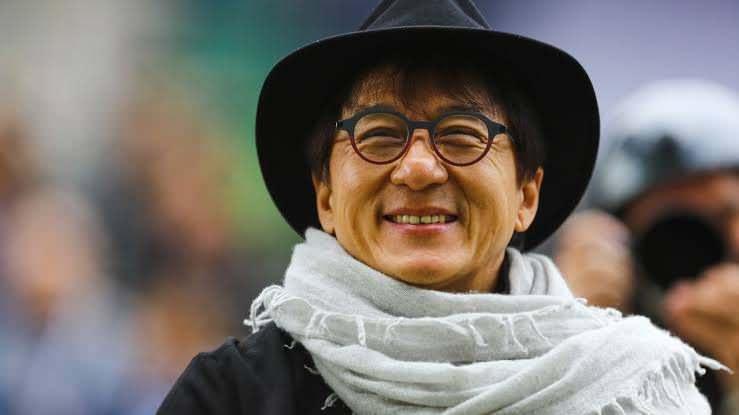 <p>7 Nisan 1954 doğumlu olan ve 72 yaşına giren oyuncu, organizasyonda saha kenarındaki koltuklarda oturdu. Jackie Chan'ın son g&ouml;r&uuml;nt&uuml;s&uuml;, &ouml;zellikle oyuncunun eski filmleriyle b&uuml;y&uuml;yen izleyiciler i&ccedil;in dikkat &ccedil;ekici bir karşılaşma oldu.</p>

<p>&nbsp;</p>
