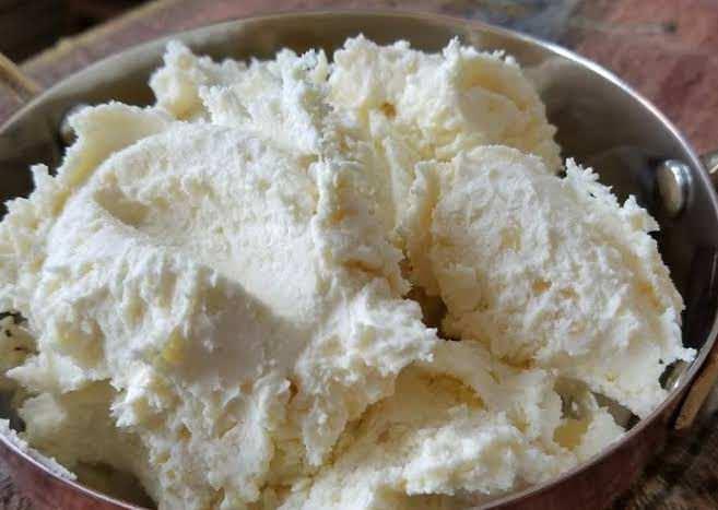 <p><span style="color:#B22222"><strong>CLOTTED CREAM (KAYMAKLI KREMA) &ndash;</strong></span></p>

<p><strong>İNGİLTERE</strong></p>
