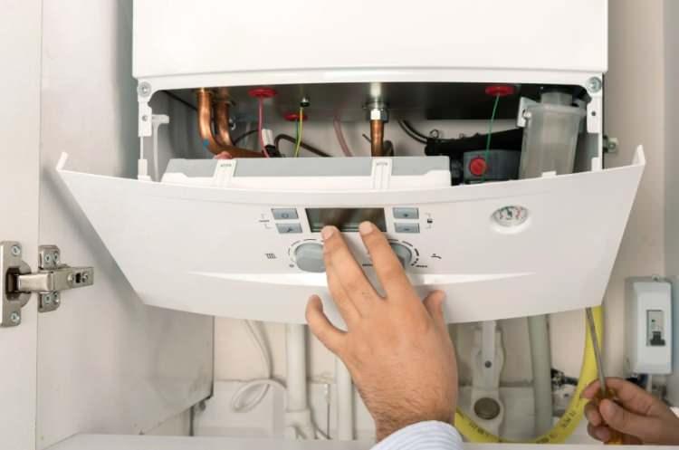 <p>KOMBİYİ TAMAMEN KAPATMAK YERİNE SICAKLIĞI D&Uuml;Ş&Uuml;R&Uuml;N</p>

<p>Kombi ustası Şimşek &ouml;zellikle havaların tamamen soğuduğu d&ouml;nemlerde kombinin sık sık a&ccedil;ılıp kapatılmasının tasarruf sağlamayabileceğini belirtiyor. Şimşek, bunun yerine kombinin d&uuml;ş&uuml;k derecede &ccedil;alıştırılmasını &ouml;neriyor.</p>

