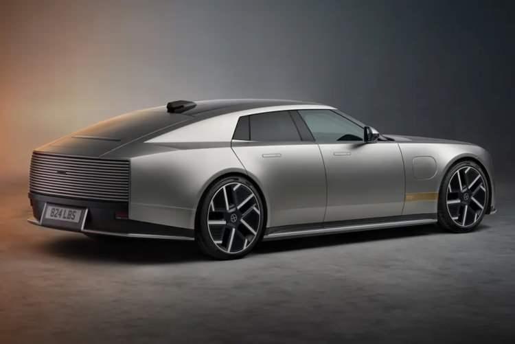 <p>Jaguar&rsquo;ın yeni tasarım anlayışı, Type 00 konseptinin ardından seri &uuml;retime taşındı.</p>

<p>New York&rsquo;ta tanıtılan Jaguar Type 01, İngiliz markasının elektrikli otomobiller &uuml;zerine kurduğu yeni d&ouml;nemi başlatıyor</p>
