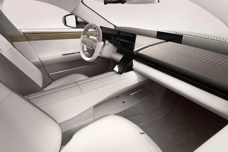 <p>&Ouml;nde bir, arkada iki elektrik motorundan oluşan sistem, yaklaşık 1.015 HP g&uuml;&ccedil; ve 1.365 Nm tork &uuml;retiyor. D&ouml;rt tekerlekten &ccedil;ekişli otomobilin a&ccedil;ıklanan 0-100 km/s hızlanma s&uuml;resi 3,2 saniye.&nbsp;</p>

<p>&nbsp;</p>
