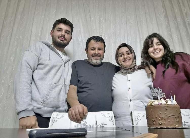 <p>&Ccedil;ok sayıda aile yakını, arkadaşları ve sevenlerinin tabutları başında uzun s&uuml;re g&ouml;zyaşı d&ouml;kt&uuml;ğ&uuml; g&ouml;r&uuml;l&uuml;rken, i<span style="color:#A52A2A"><strong><em>ki kardeş Ortadağ Mezarlığı'nda toprağa verilecek.</em></strong></span></p>

<p>&nbsp;</p>

<p>&Ouml;te yandan, cenazede baba Mustafa ile annesi Selma İnan'ın g&uuml;&ccedil;l&uuml;kle ayakta durdu.</p>

<p>&nbsp;</p>

<p>Ahmet Muhammet İnan'ın, babası Mustafa İnan ile birlikte reklam talebaları işi yaptığı, Zeynep İnan'ın ise Mimar Sinan &Uuml;niversitesi İ&ccedil; mimarlık b&ouml;l&uuml;m&uuml;nde ikinci sınıf &ouml;ğrencisi olduğu &ouml;ğrenildi.&nbsp;</p>
