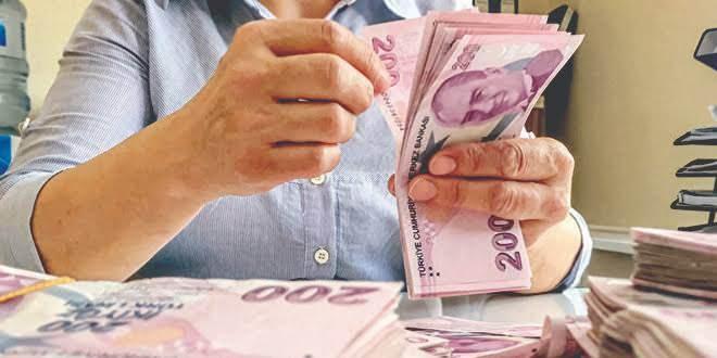 <p>Emekli ve memur zammı i&ccedil;in g&ouml;zler bug&uuml;n a&ccedil;ıklanacak olan eyl&uuml;l ayı enflasyon verisine &ccedil;evrilmişti. Temmuz ve ağustos enflasyonu ile iki aylık k&uuml;m&uuml;latif artış y&uuml;zde 3,65 olurken, eyl&uuml;l verisiyle 3 aylık oran da ortaya &ccedil;ıktı.</p>
