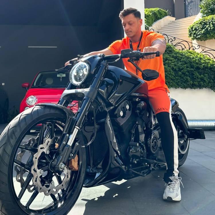 <p><strong>Sabah&rsquo;tan &Ouml;mer Karahan&rsquo;ın haberine g&ouml;re, motosiklet d&uuml;nyasının ikonik ve agresif modelleri arasında g&ouml;sterilen 2015 model Harley-Davidson Night Rod Special (VRSCDX), Mesut &Ouml;zil i&ccedil;in &ouml;zel olarak tasarlandı.</strong></p>
