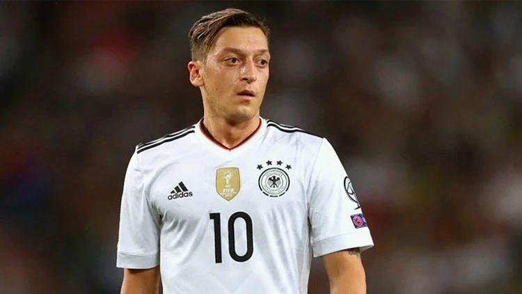 <p><strong>&Ouml;zil&rsquo;in futbol kariyerinde uzun yıllar taşıdığı &ldquo;10&rdquo; numarasının işlendiği motosikletin satış fiyatı ise dikkat &ccedil;ekti.</strong></p>
