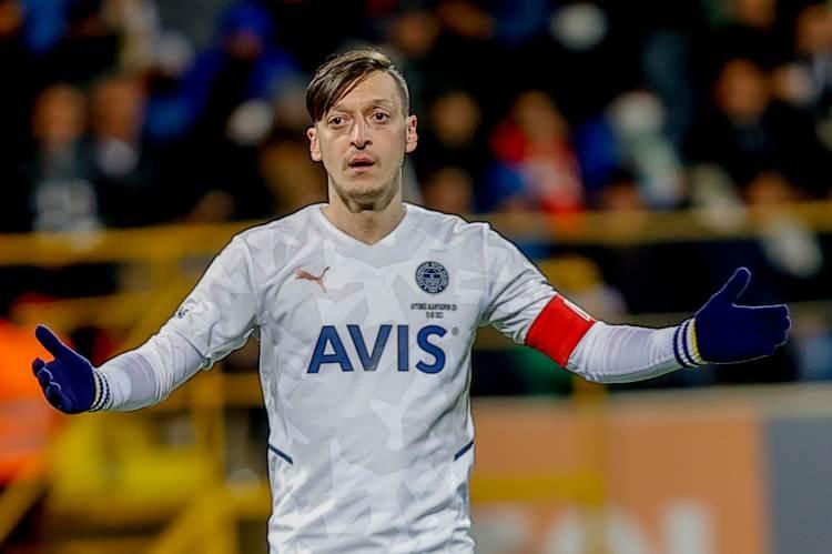<p><strong>Motosikletin g&ouml;vdesinde, &Ouml;zil&rsquo;in kariyeriyle &ouml;zdeşleşen &ldquo;10&rdquo; numarasının &ouml;zel işlemesi yer alıyor.</strong></p>
