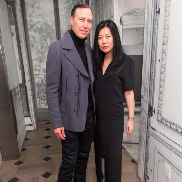 <p>Bohem tasarımlarıyla moda d&uuml;nyasında tanınan Bryn Walker markasının kurucusu Bryan Walker ile eşi Michelle Min, ABD&rsquo;deki evlerinde &ouml;l&uuml; bulundu. &Ccedil;iftin &ouml;l&uuml;m&uuml;yle ilgili soruşturma s&uuml;rerken, olayın &ouml;ncesinde şirketin yaşadığı b&uuml;y&uuml;k finansal kayıplar g&uuml;ndeme geldi.</p>
