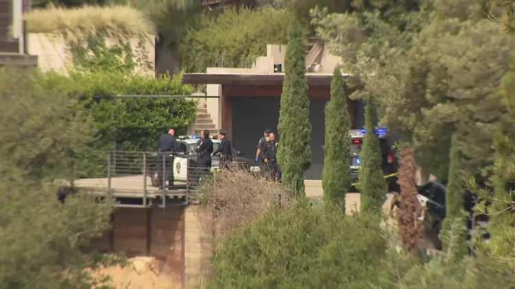 <p><em><strong>Bryn Walker markasının kurucularıında 64 yaşındaki Bryan Walker&nbsp;</strong></em>ile 63 yaşındaki eşi <em><strong>Michelle Min</strong></em>, California&rsquo;daki Oakland Hills b&ouml;lgesindeki evlerinde silahla vurulmuş halde bulundu.</p>

<p>&nbsp;</p>
