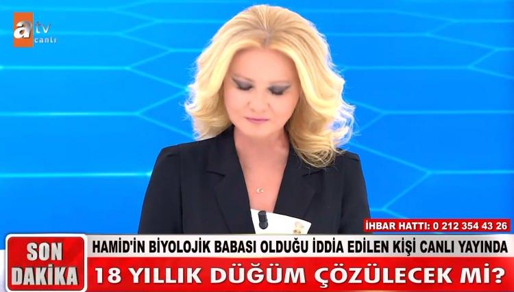 <p><strong>Biyolojik babası olduğu iddia edilen kişinin bu hareketi, salondaki izleyiciler tarafından b&uuml;y&uuml;k alkış topladı.</strong></p>
