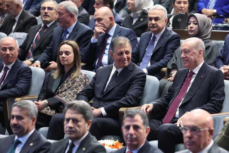 <p>AK Parti&rsquo;ye katılan İzmir B&uuml;y&uuml;kşehir Belediye Başkanı Cemil Tugay, ilk konuşmasında &ldquo;AK Parti kimsesizlerin kimsesidir&rdquo; dedi. Tugay, AK Parti ailesinin desteğiyle İzmir&rsquo;i ayağa kaldırmak ve sorunları &ccedil;&ouml;zmek i&ccedil;in yola &ccedil;ıktıklarını s&ouml;yledi.</p>
