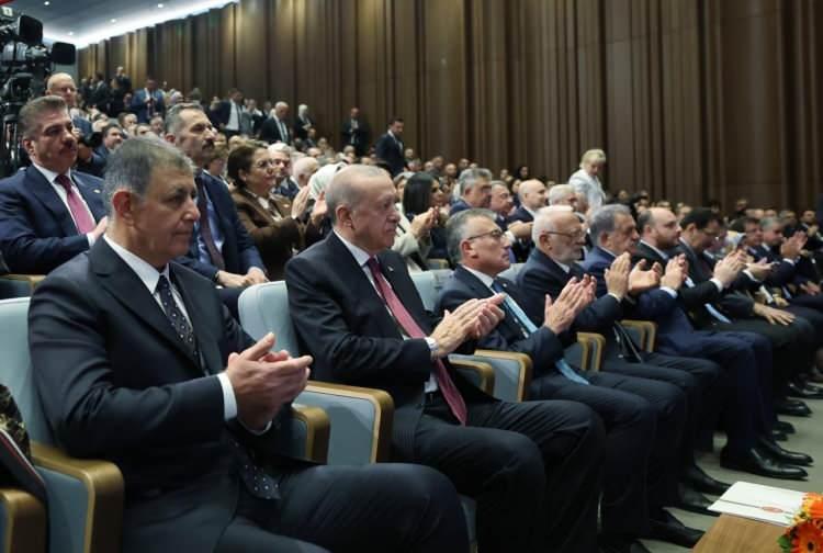 <p><span style="color:#B22222"><strong>CEMİL TUGAY'DA AK PARTİ'YE KATILDI!</strong></span></p>

<p>&nbsp;</p>

<p>&Ouml;zg&uuml;r &Ouml;zel'in CHP genel başkanlığı s&uuml;recinde aday g&ouml;sterilip belediye başkanı se&ccedil;ilen isimler son 2.5 yılda kaotik g&ouml;r&uuml;nt&uuml; ve işlevsiz yapıdan adeta ka&ccedil;arak AK Parti saflarına katıldı.&nbsp;</p>

<p>&nbsp;</p>

<p>Son Olarak İzmir B&uuml;y&uuml;kşehir Belediye Başkanı Cemil Tugay'ın katılmasıyla birlikte&nbsp; Toplam sayı 45'e ulaştı&hellip;</p>
