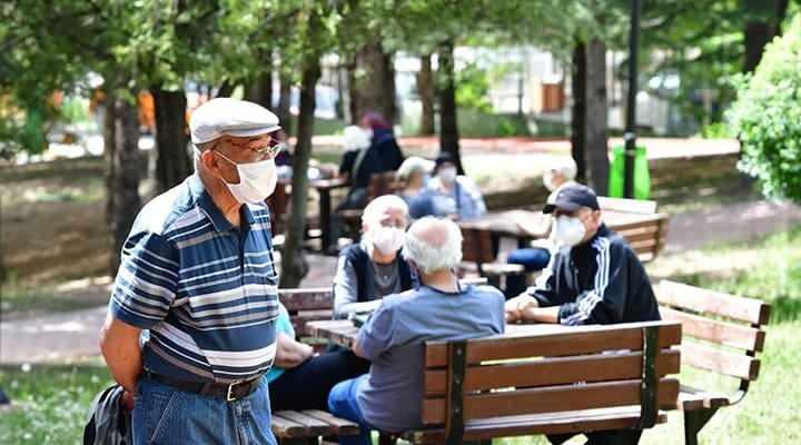 <p><span style="color:rgb(178, 34, 34)"><strong>YILDA İKİ KEZ G&Uuml;NCELLENİYOR</strong></span></p>

<p>SSK ve BAĞ-KUR emeklilerinin maaşları, ocak-haziran ve temmuz-aralık olmak &uuml;zere yılda iki defa, altı aylık enflasyon oranlarına g&ouml;re g&uuml;ncelleniyor. Bu kapsamda yılın ikinci yarısına ait enflasyon rakamları, ocak ayında yapılacak maaş artışlarının temelini oluşturuyor. Aylık enflasyon verilerinin, emeklilerin alacağı nihai zam oranı &uuml;zerinde doğrudan belirleyici bir etkisi bulunuyor.</p>
