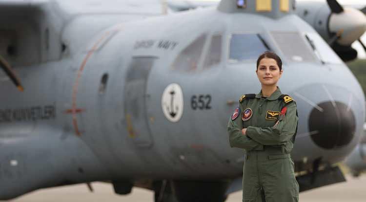 <p>Kocaeli'nin Kartepe il&ccedil;esindeki Deniz Hava Komutanlığı b&uuml;nyesinde g&ouml;rev yapan Aydın'ın &ccedil;ocukluk yıllarında başlayan askerlik hayali, onu &ouml;nce Deniz Harp Okulu'na, ardından g&ouml;ky&uuml;z&uuml;ne taşıdı.&nbsp;</p>
