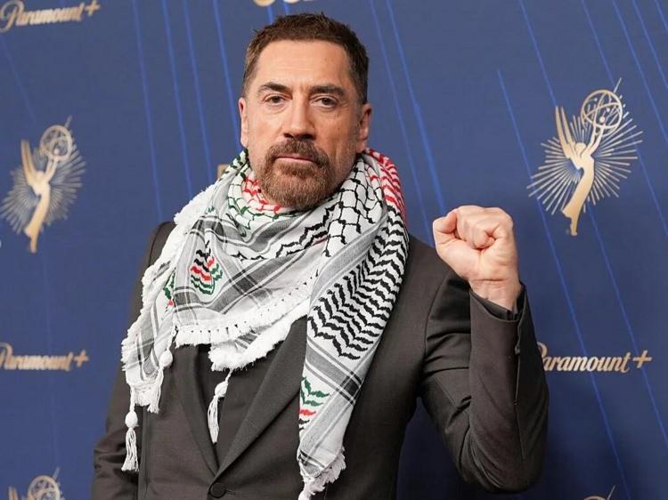 <p><strong><span style="color:#B22222">JAVİER BARDEM&nbsp;</span> |&nbsp; FİLİSTİN (Mart 2026)</strong></p>

<p>&nbsp;</p>

<p>98. Akademi (Oscar) &Ouml;d&uuml;lleri sahnesine Filistin haritası ve ateşkes sembol&uuml; olan rozetlerle &ccedil;ıkarak canlı yayında "Free Palestine" mesajı verdi ve sinema sekt&ouml;r&uuml;ndeki sessizliği kınadı.</p>
