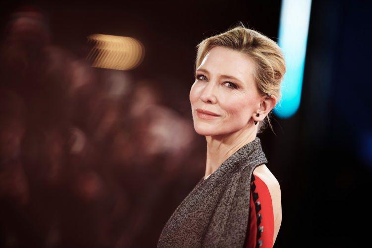 <p><strong><span style="color:#B22222">CATE BLANCHETT&nbsp;</span> |&nbsp; &nbsp;FİLİSTİN</strong></p>

<p>&nbsp;</p>

<p>Shepard Fairey tarafından tasarlanan yeni Artists4Ceasefire rozetlerini &ouml;d&uuml;l sezonu boyunca taşıyarak Gazze&rsquo;deki hastanelere y&ouml;nelik saldırıların durdurulması i&ccedil;in hazırlanan ortak bildiriyi imzaladılar</p>
