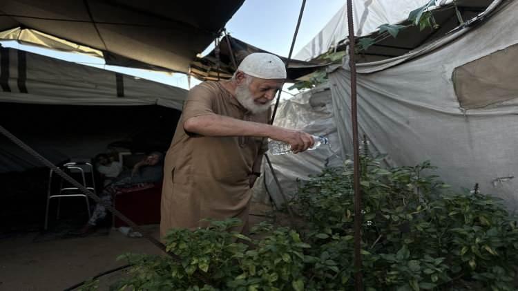 <p>Bir halkın yaşamını s&uuml;rd&uuml;rebilmesi i&ccedil;in ihtiya&ccedil; duyduğu evlerden, sudan, gıdadan, sağlık hizmetlerinden, g&uuml;venli barınmadan ve geleceğe dair umutları s&ouml;nd&uuml;r&uuml;lmeye &ccedil;alışılıyor...&nbsp;</p>
