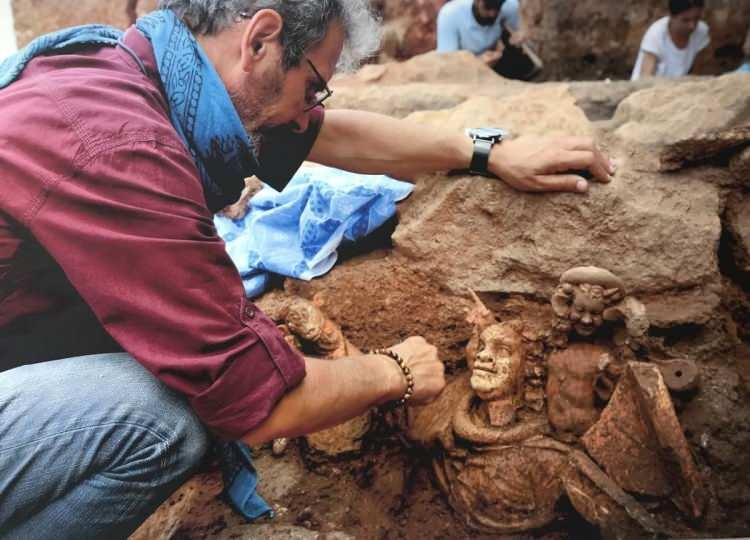 <p>Kazılarda &ccedil;ocuk Dionysos ve Pan'ı temsil eden pişmiş toprak fig&uuml;rleri de bulunurken ke&ccedil;i bi&ccedil;imli kaplar ve boynuzlu bir Dionysos başı da bulundu.</p>

<p>&nbsp;</p>

<p>&nbsp;</p>
