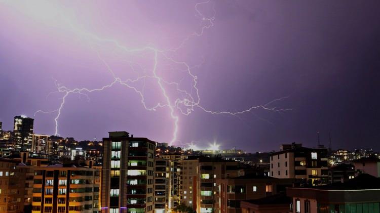 <p>14 Ekim &Ccedil;arşamba g&uuml;n&uuml; saat 22.22 itibarıyla son 24 saatte en fazla yağış 225,8 kilogramla Beykoz'a d&uuml;şerken, Beykoz'u metrekareye 182,1 kilogram yağışla Ey&uuml;psultan, 174,4 kilogramla Sarıyer ve 157 kilogramla Sarıyer İT&Uuml; Maslak Yerleşkesi izledi.</p>
