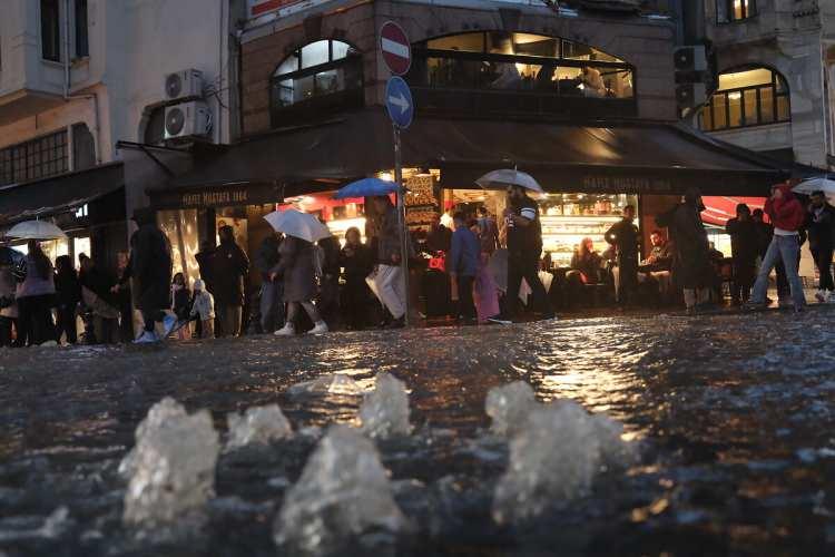 <p>İstanbul Havalimanı'nda 100,4 kilogram yağış &ouml;l&ccedil;&uuml;l&uuml;rken, Fatih'teki İstanbul &Uuml;niversitesi Deniz Bilimleri ve İşletmeciliği Enstit&uuml;s&uuml; istasyonunda 91,6 kilogram, &Uuml;sk&uuml;dar'da 91,3 kilogram, &Ccedil;atalca Radar Sahası'nda 83,8 kilogram, &Uuml;mraniye'de 83,1 kilogram ve &Ccedil;ekmek&ouml;y &Ouml;merli'de 83 kilogram yağış g&ouml;r&uuml;ld&uuml;.</p>
