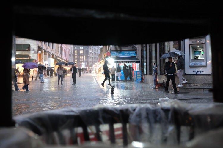 <p>Yağış miktarı, Arnavutk&ouml;y Terkos Barajı'nda metrekareye 74,5 kilogram, Şile'de 72 kilogram, &Ccedil;atalca'da 71 kilogram, Pendik &Ouml;merli Barajı'nda 69,6 kilogram, Kadık&ouml;y G&ouml;ztepe'de 65,4 kilogram, Sancaktepe'de 64,1 kilogram, Kadık&ouml;y G&ouml;ztepe Rıhtım'da 61,4 kilogram, Kartal Aydos'ta 61,1 kilogram ve Silivri Orman Sahası'nda 58,9 kilogram olarak kayıtlara ge&ccedil;ti.</p>
