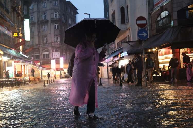 <p>G&uuml;ng&ouml;ren Davutpaşa Marmara istasyonunda metrekareye 56,9 kilogram, Şile Darlık K&ouml;y&uuml;'nde 56,1 kilogram, Maltepe il&ccedil;esinde bulunan İstanbul B&ouml;lge istasyonunda 55,6 kilogram ve Bakırk&ouml;y il&ccedil;esinde bulunan Florya istasyonunda 53,8 kilogram yağış kaydedildi.</p>
